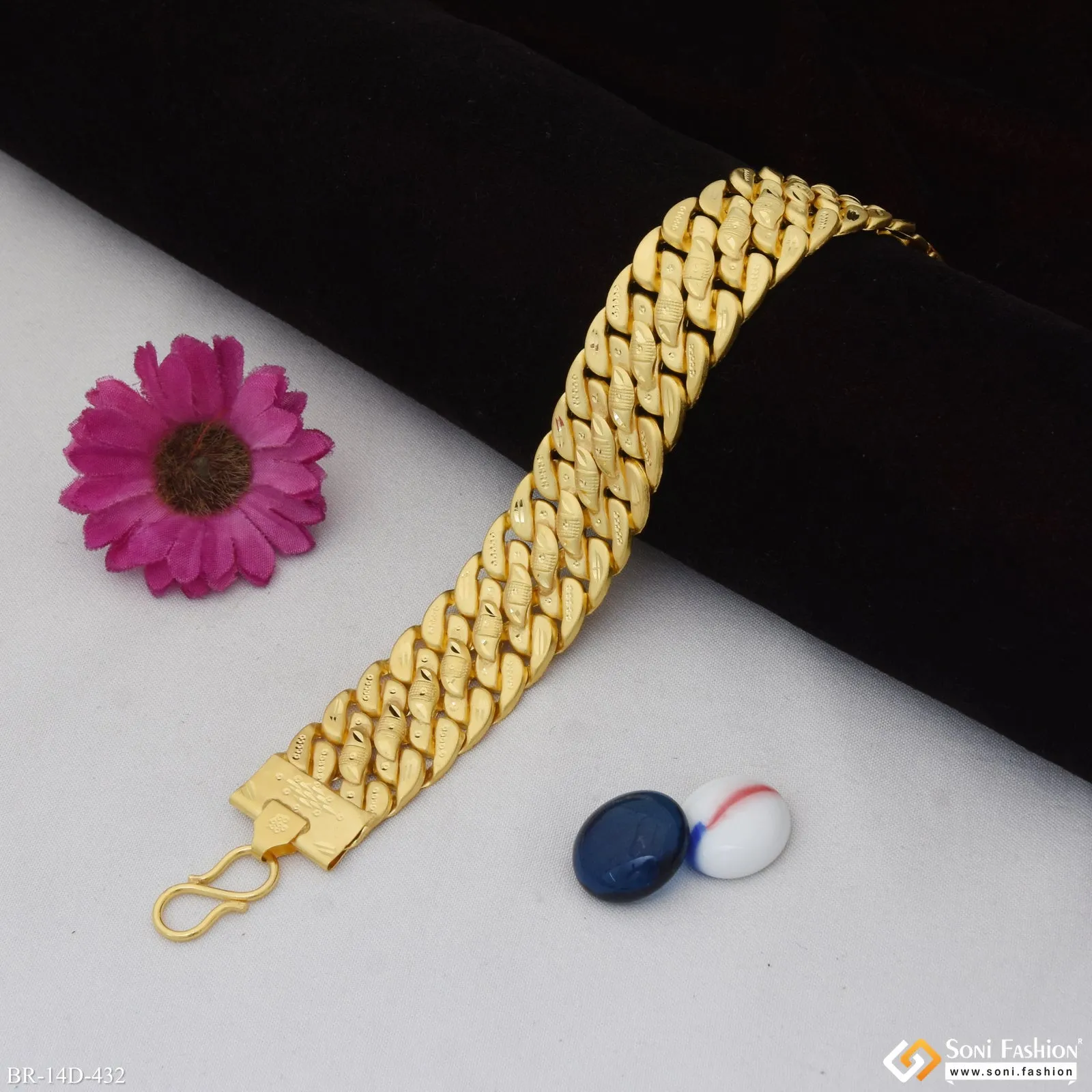 Glamorous Design Gold Plated Pokal Bracelet for Men - Style D432