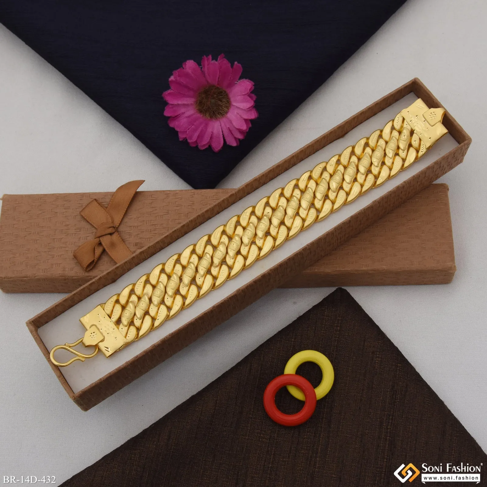 Glamorous Design Gold Plated Pokal Bracelet for Men - Style D432