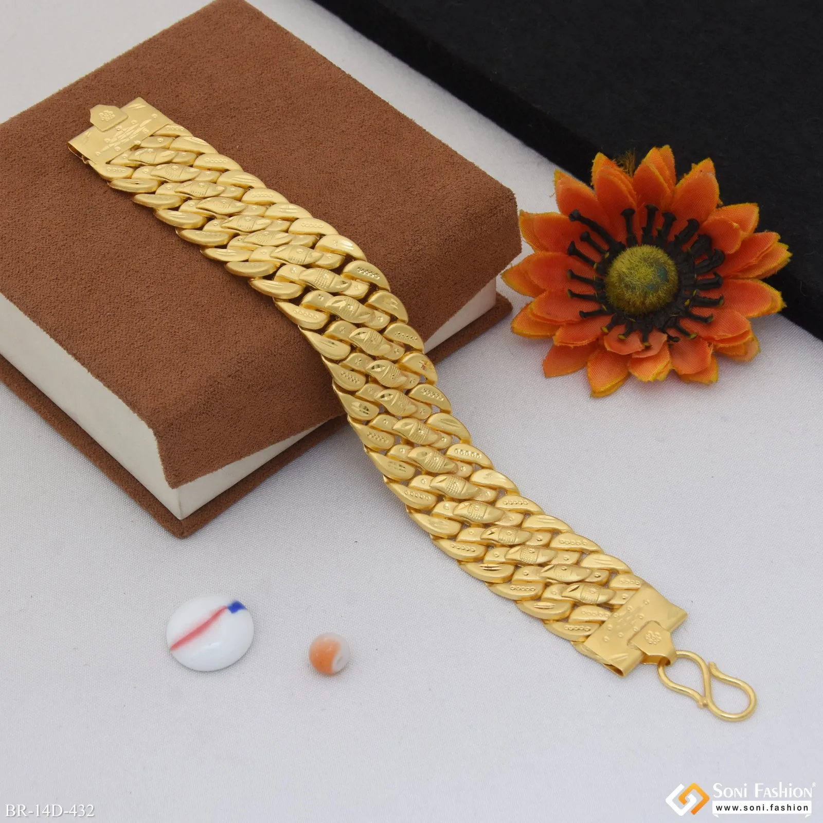 Glamorous Design Gold Plated Pokal Bracelet for Men - Style D432