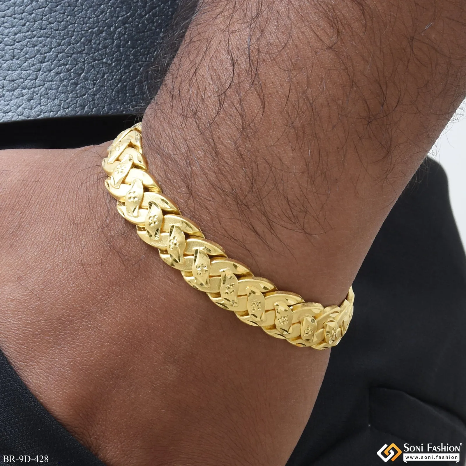 Glittering Design Gold Plated Pokal Bracelet for Men - Style D428