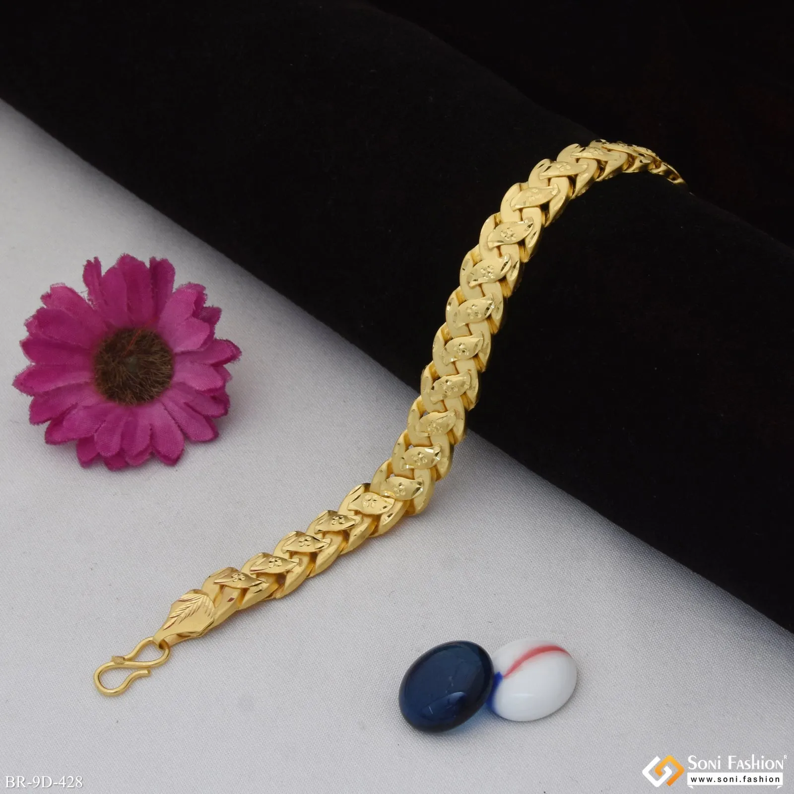 Glittering Design Gold Plated Pokal Bracelet for Men - Style D428