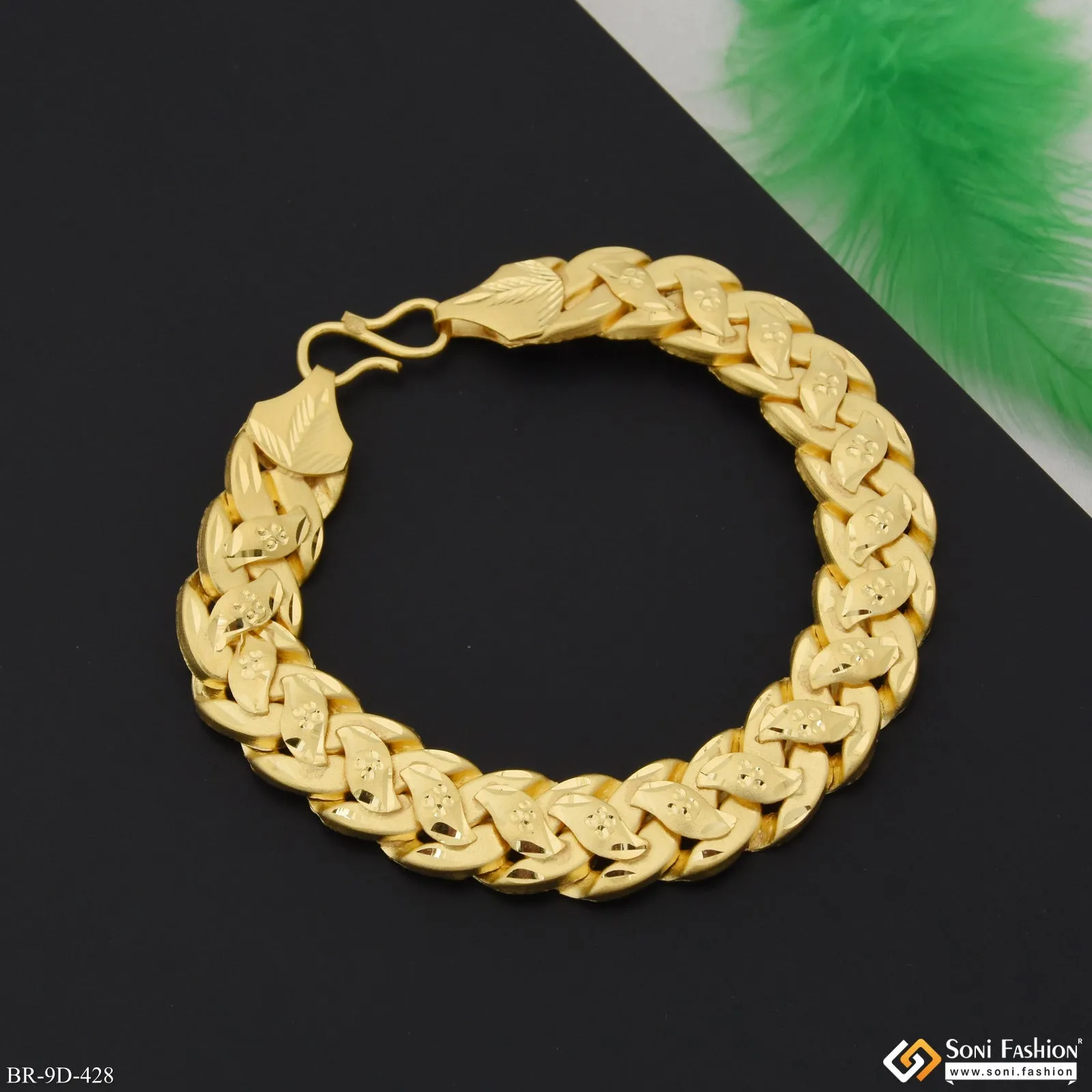 Glittering Design Gold Plated Pokal Bracelet for Men - Style D428